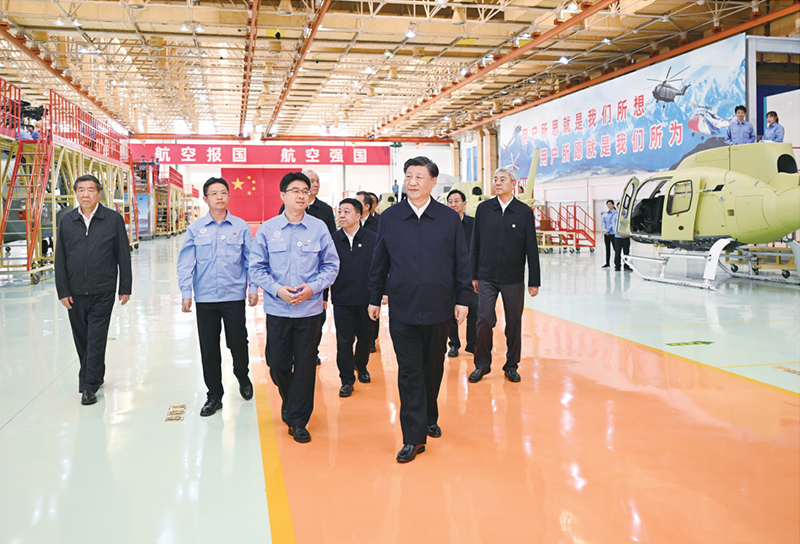 2023年10月10日至13日，中共中央总书记、国家主席、中央军委主席习近平在江西考察。这是11日上午，习近平在景德镇市昌河飞机工业（集团）有限公司考察。 新华社记者 燕雁/摄