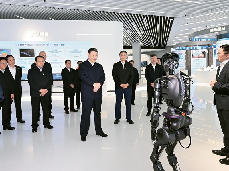 2023年11月28日至12月2日，中共中央总书记、国家主席、中央军委主席习近平在上海考察。这是11月28日下午，习近平在浦东新区张江科学城参观上海科技创新成果展。 新华社记者 谢环驰/摄