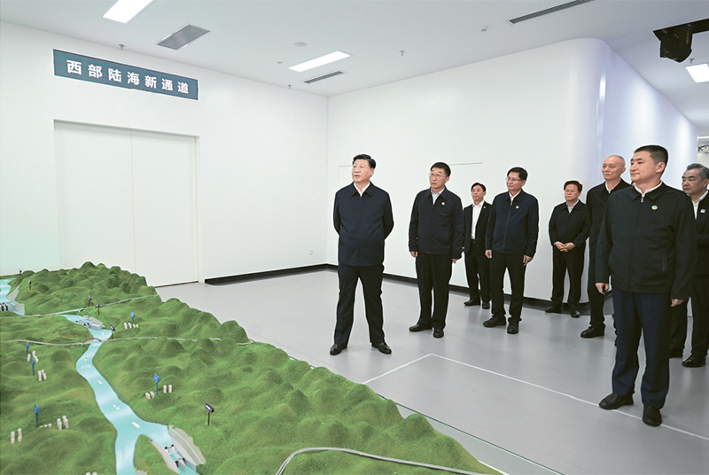 2023年12月14日至15日，中共中央总书记、国家主席、中央军委主席习近平在广西考察。这是14日上午，习近平在南宁市考察中国—东盟信息港股份有限公司，结合平陆运河沙盘听取西部陆海新通道骨干工程建设汇报。 新华社记者 谢环驰/摄